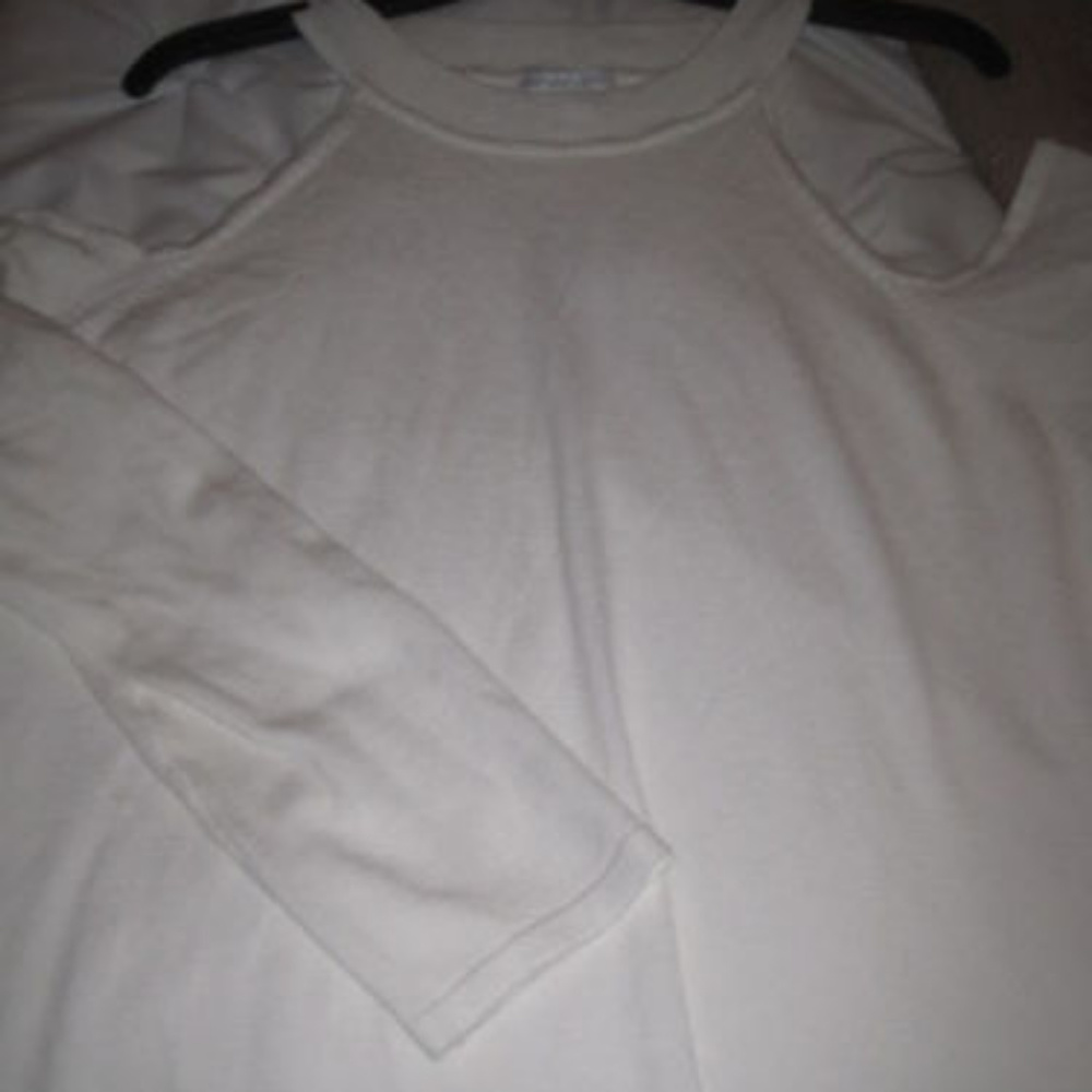 NEW YORK & COMPANY IVORY COLD SHOULDER MOCK TURTLE
